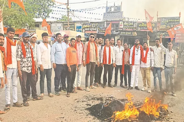 पहलगाम आतंकी हमला: हिंदू-मुस्लिम समाज एकजुट, आतंकियों के खिलाफ सख्त कार्रवाई की मांग