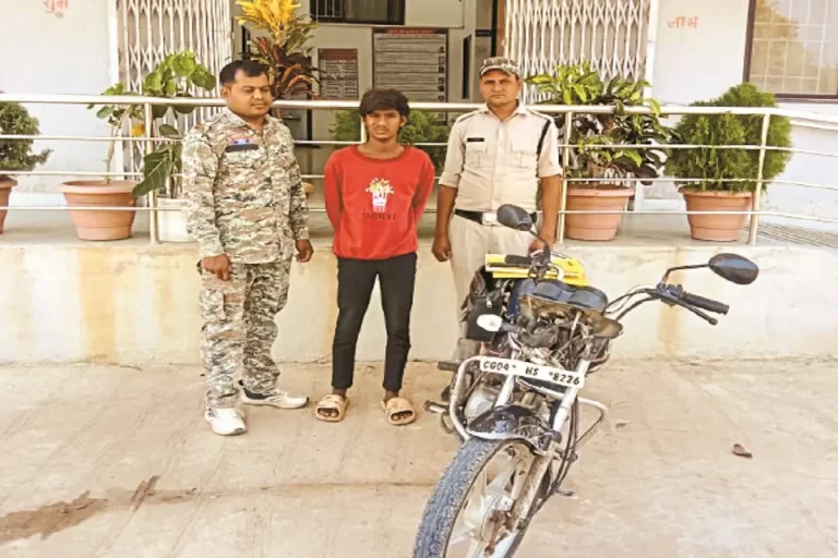 CG News: अवैध शराब बिक्री के खिलाफ खबर छापने पर पत्रकार की बाइक चोरी, दो आरोपी गिरफ्तार