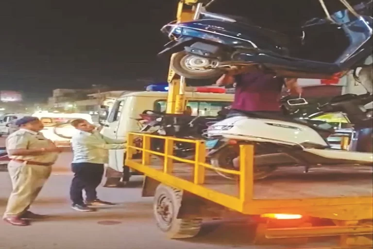 खुले में शराब पीने वालों पर पुलिस का एक्शन, 51 गिरफ्तार – 5 असमाजिक तत्वों पर भी कार्रवाई