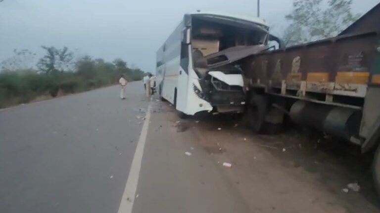 बालोद में सवारी बस ट्रक से टकराई, क्लीनर की मौत, दर्जनों घायल – जगदलपुर से रायपुर जा रहे थे यात्री