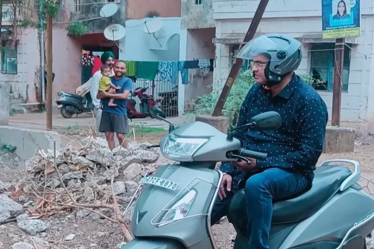 विधायक पहुंचे दोपहिया वाहन से, कॉलोनी की समस्याओं पर लिया जायजा