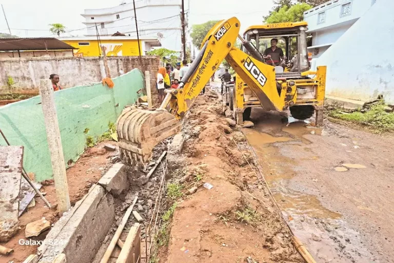 नगर पालिका ने खराब नाली निर्माण पर उठाया कड़ा कदम, जेसीबी से तुड़वाया अधूरा कार्य