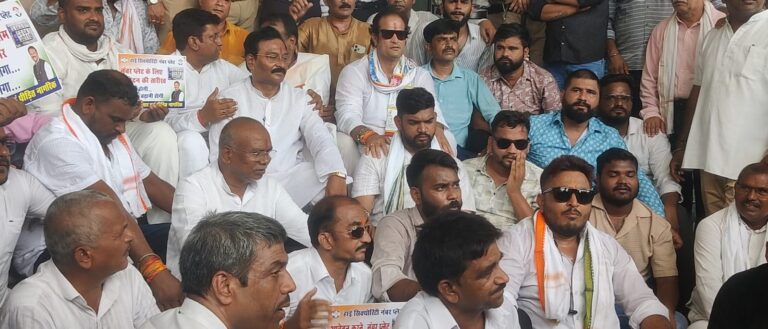 छत्तीसगढ़ कांग्रेस ने रायपुर आरटीओ कार्यालय का घेराव किया, हाई सिक्योरिटी नंबर प्लेट की अनियमितताओं के खिलाफ प्रदर्शन