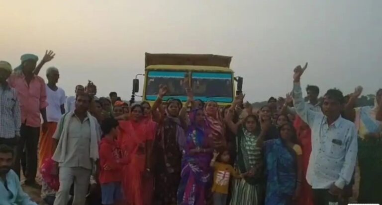 धमतरी जिले के गिरौद में रेत खदान को बंद कराने ग्रामीणों का प्रदर्शन