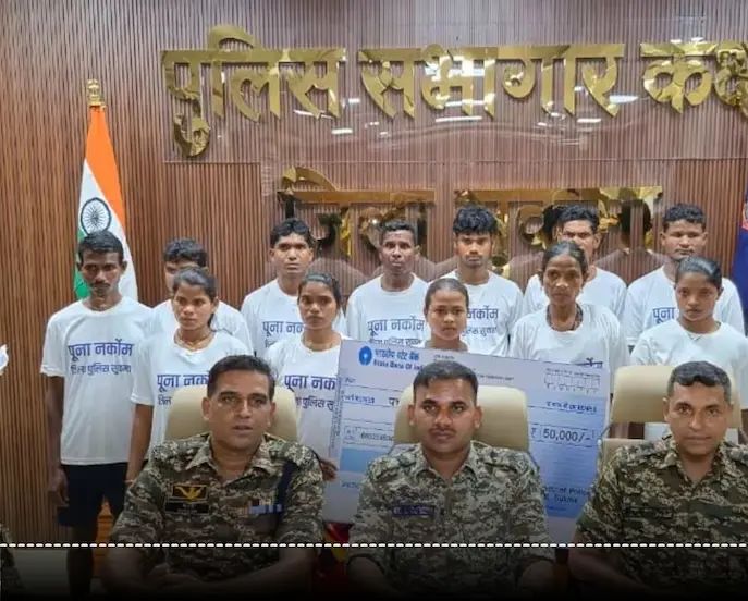 एनकाउंटर का डर! 14 नक्सलियों ने किया सरेंडर, 5 महिला नक्सली और 16 लाख के इनामी शामिल