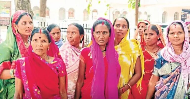 जामली गांव में अवैध शराब के खिलाफ महिलाओं का प्रदर्शन, 19 साल में 30 मौतों का लगाया आरोप