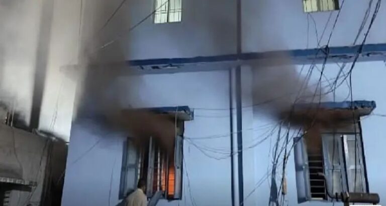 जिला अस्पताल के रिकॉर्ड रूम में लगी भीषण आग, करोड़ों के दस्तावेज राख, मचा हड़कंप