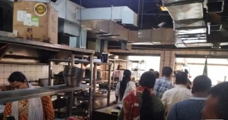 लाभांडी क्षेत्र के ढाबों पर निगम का छापा: बासी चिकन, फफूंद लगी पनीर और भारी गंदगी मिली