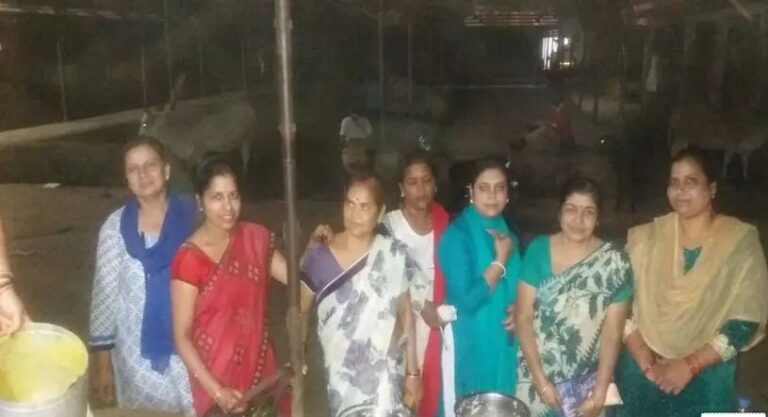 कोई भूखा न सोए: 10 साल से जरूरतमंदों को भोजन करा रही हैं महिलाएं अंबिकापुर से एक प्रेरणादायक पहल