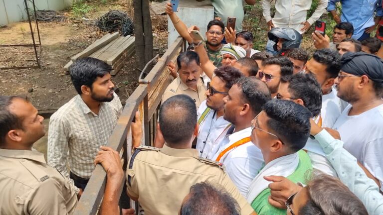 उरला में CSIDC की जमीन पर अवैध कब्जे को लेकर हंगामा, कांग्रेस ने जताया विरोध