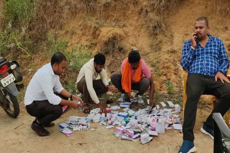 जिला अस्पताल के 2 फार्मासिस्ट और स्टोर प्रभारी निलंबित, बिना एक्सपायरी डेट वाली 79 प्रकार की दवाइयां नाले के किनारे फेंकी गईं
