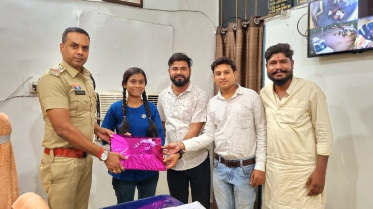 12वीं बोर्ड परीक्षा में टॉप-10 में शामिल हुई कृति यादव, बिरगांव पार्षदों ने उरला थाने में सम्मानित कर दी बधाई