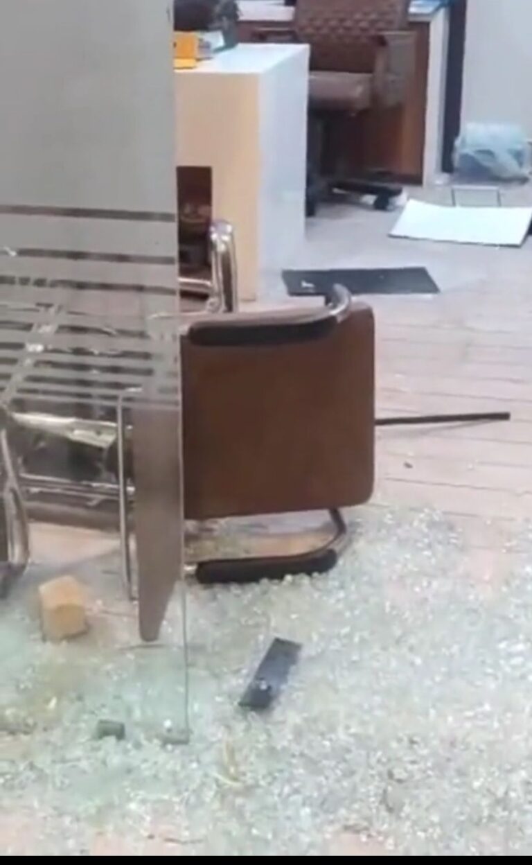 सूरजपुर: विराट सॉल्वेंट फैक्ट्री में हमला, भारी तोड़फोड़ व मारपीट – राजनीतिक दलों ने लिया जायजा