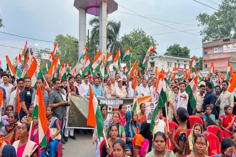 अंबिकापुर में भव्य तिरंगा और सिंदूर यात्रा आयोजित, महिलाओं ने सिंदूर की थालियां लेकर जताया सम्मान