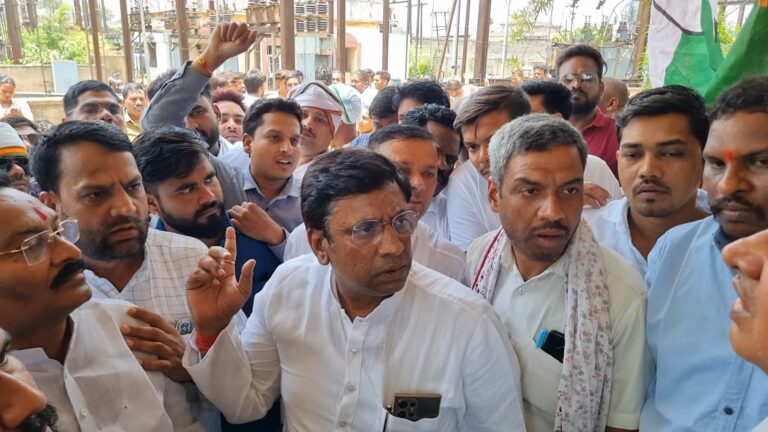 बिरगांव में बिजली संकट पर कांग्रेस का प्रदर्शन, अधिकारियों को चेतावनी