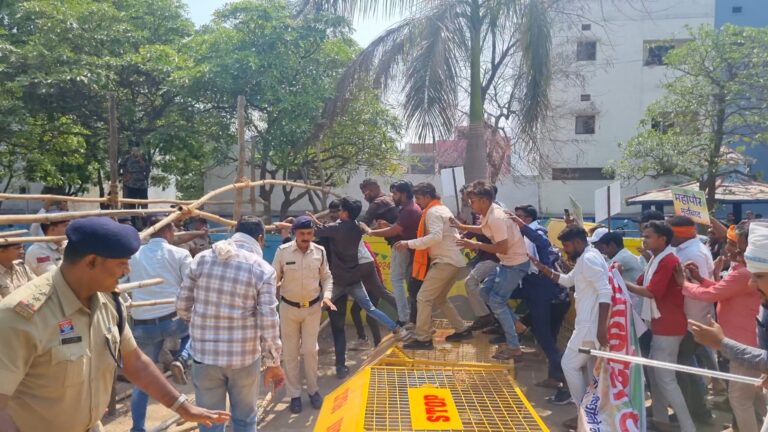 बिरगांव नगर निगम का घेराव, फुटपाथ व्यापारियों ने लगाए “महापौर मुर्दाबाद” के नारे