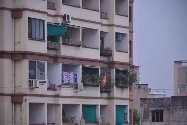 बालकनी में रखे गमले बन सकते हैं जानलेवा, लापरवाही से हो रहे हादसे