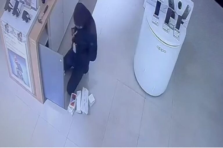 रिलायंस डिजिटल शोरूम में 17 आईफोन चोरी: नकाबपोश चोर ने फिल्मी अंदाज़ में दी वारदात को अंजाम