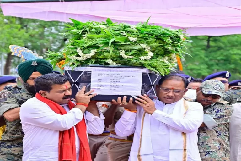 मुख्यमंत्री ने शहीद जवान को दी अंतिम विदाई, बोले- मार्च 2026 तक खत्म करेंगे नक्सलवाद