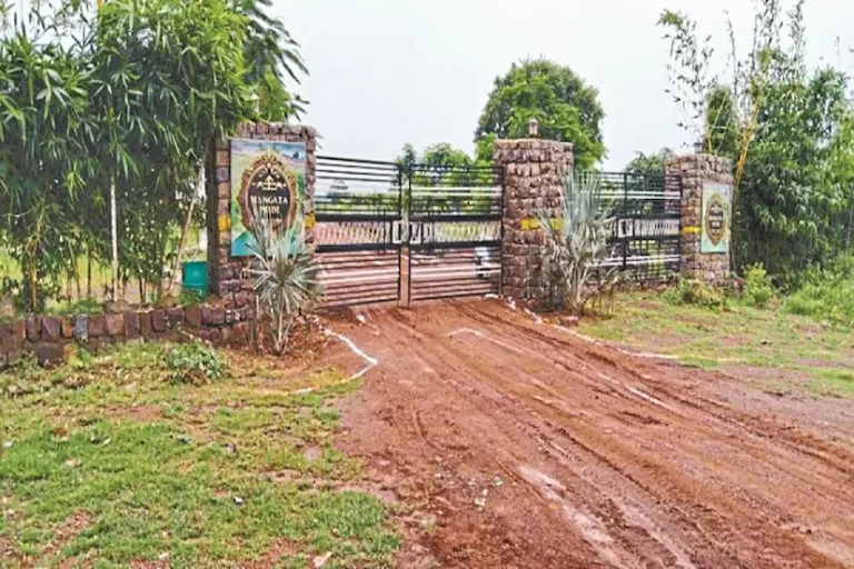 मनगटा रिसॉर्ट में जन्मदिन पार्टी के दौरान हंगामा, तीन युवकों पर हमला, बाइकें भी तोड़ी गईं