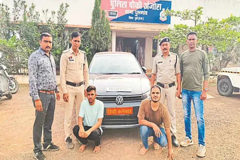 डिप्टी कलेक्टर की फर्जी नंबर प्लेट लगाकर युवती से वसूली की कोशिश, दो युवक गिरफ्तार