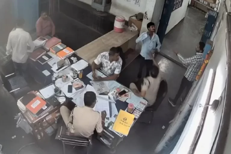 मुझे मरना है…” कहते हुए युवक ने पुलिस थाने में ही कर लिया आत्मघाती प्रयास, अस्पताल में भर्ती