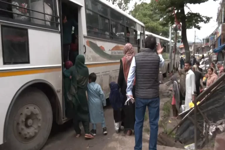 जम्मू-कश्मीर: सीमा पर तनाव बढ़ा, उरी के सीमावर्ती गांवों से लोगों को हटाकर श्रीनगर भेजा गया