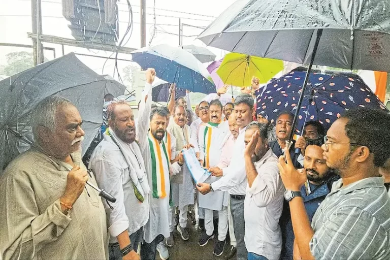 बरसात में कांग्रेसियों का शिक्षा नीति के खिलाफ प्रदर्शन, DEO कार्यालय का घेराव