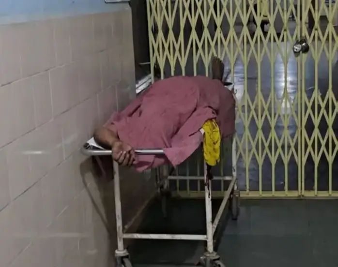 एनएच पर ट्रक-ट्रेलर की टक्कर में ड्राइवर की दर्दनाक मौत, शव 11 घंटे तक अस्पताल गेट पर पड़ा रहा