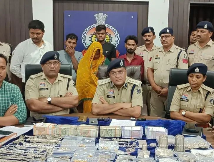 भिलाई में चोरी का खुलासा: जमीन में दबाकर रखा था खजाना, पुलिस ने 50 लाख की संपत्ति की बरामद