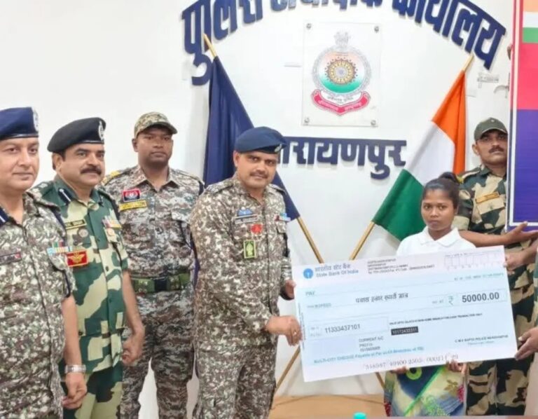 नक्सलियों का हौसला पस्त! छत्तीसगढ़ में 4 महिला समेत 6 माओवादियों ने किया आत्मसमर्पण