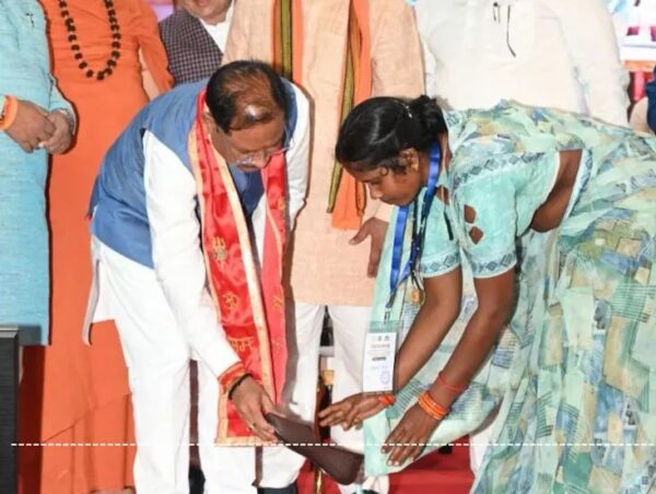 मुख्यमंत्री ने किया आयुर्वेदिक प्रसंस्करण इकाई का शुभारंभ, बोले – वादों को निभाने प्रतिबद्ध है सरकार