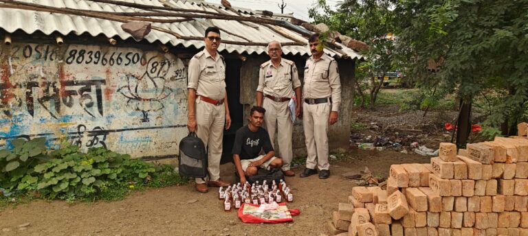 उरला थाना क्षेत्र में चाय-नाश्ते की दुकान से गांजा और अंग्रेजी शराब बरामद, एक युवक गिरफ्तार