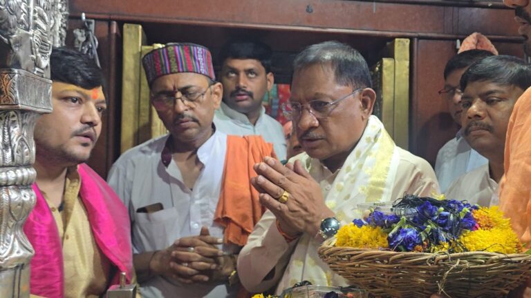 मुख्यमंत्री विष्णुदेव साय ने काशी के कोतवाल श्री काल भैरव के दरबार में की पूजा, प्रदेशवासियों की खुशहाली की कामना की