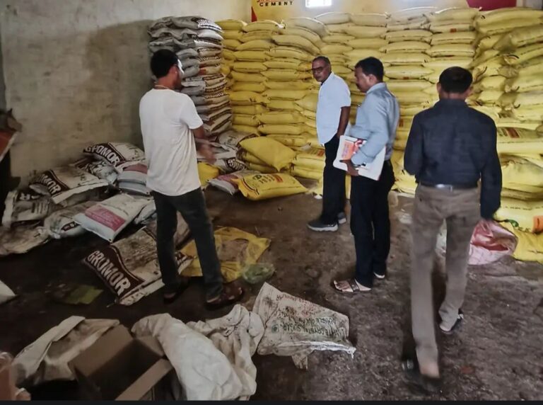 तखतपुर में खाद दुकानों पर कृषि विभाग की कार्रवाई: एक्सपायरी कीटनाशक मिलने पर दो दुकानों की बिक्री पर रोक, पांच को नोटिस