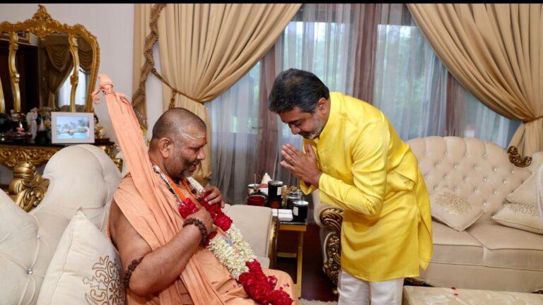जगद्गुरु शंकराचार्य ज्ञानानंद तीर्थ जी का डॉ. अभिषेक वर्मा के निवास पर आगमन, सनातन संस्कृति संरक्षण पर हुआ संवाद