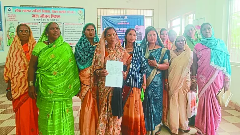 21 महिलाओं से 10.50 लाख की धोखाधड़ी, कलेक्टर से लगाई न्याय की गुहार