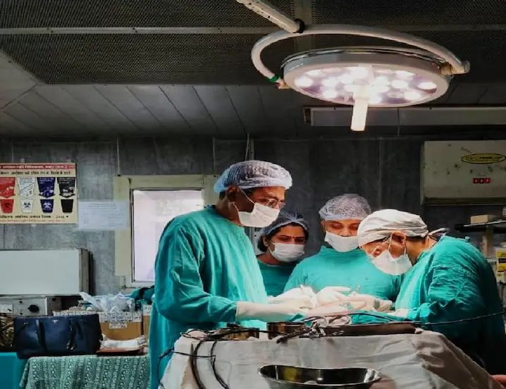 रायपुर में दुर्लभ ट्रेकियल स्टेनोसिस सर्जरी सफल, नाक की हड्डी से दोबारा बनी श्वास नली की दीवार