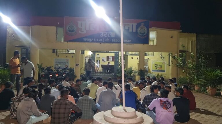 संजू वर्मा के खिलाफ अभद्र टिप्पणी मामले में FIR की मांग, कांग्रेस कार्यकर्ताओं ने उरला थाने में किया विरोध प्रदर्शन