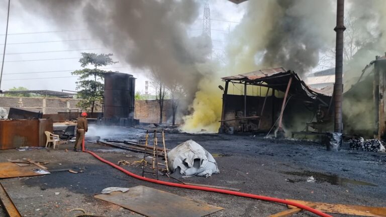 रायपुर के उरला में डामर फैक्ट्री में लगी भीषण आग, बड़ा हादसा टला – लपटें 5 किलोमीटर दूर तक दिखीं