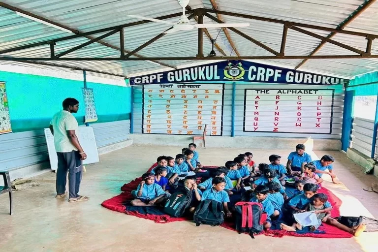 “बस्तर के उस गांव में जवान क्या सिखा रहे हैं? हकीकत जानकर आप भी सोच में पड़ जाएंगे!”