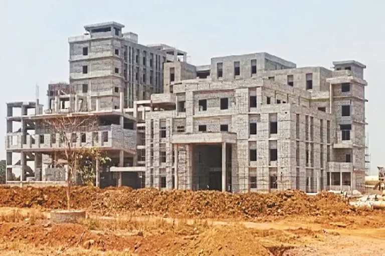 खरोरा में बन रहा मेडिकल कॉलेज ले रहा तेजी से आकार, दिसंबर 2025 तक पूरा होगा निर्माण कार्य