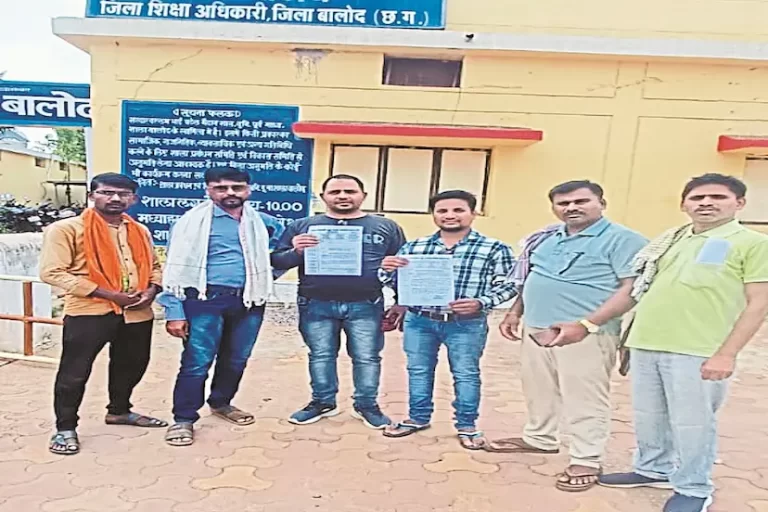 प्रवेश उत्सव से पहले ही संकट: अनिश्चितकालीन हड़ताल पर स्कूल सफाई कर्मचारी, गंदगी से सने रहेंगे स्कूल