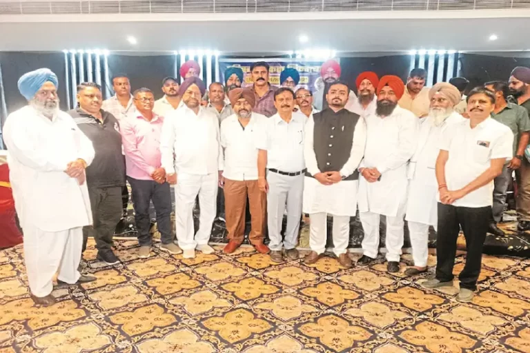 ट्रांसपोर्टर्स ने सरकार से की मांग – भाड़ा बढ़ाओ या टोल टैक्स घटाओ, नहीं तो रुक सकता है माल परिवहन