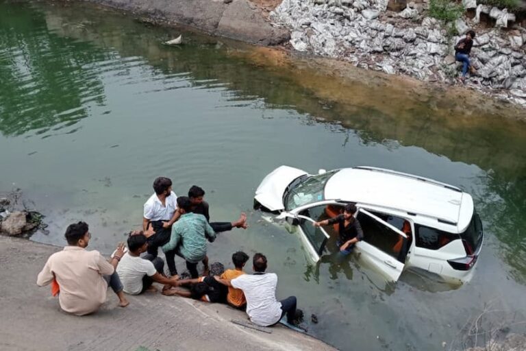 कोरबा में बड़ा हादसा टला: बेकाबू कार नहर में गिरी, चार युवक सुरक्षित बाहर निकाले गए