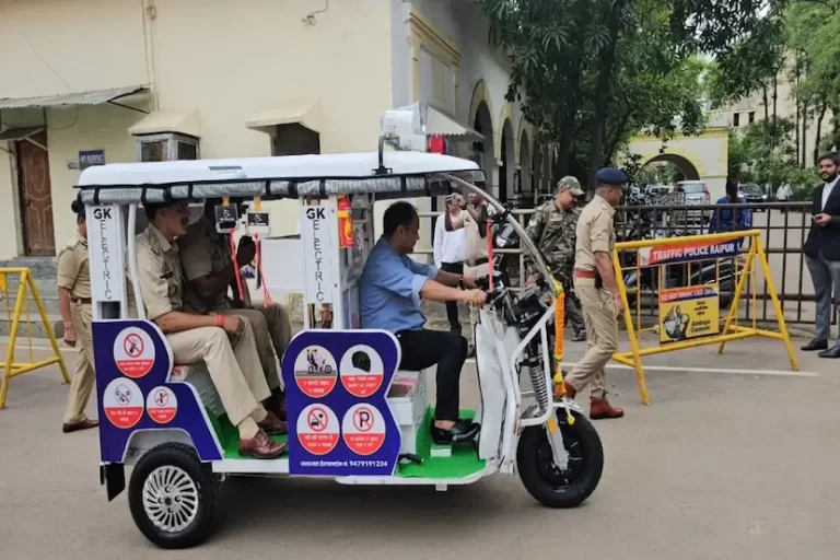 रायपुर में अनोखी पहल: कलेक्टर और एसएसपी ने खुद चलाया ई-रिक्शा, ट्रैफिक जागरूकता अभियान की हुई शुरुआत
