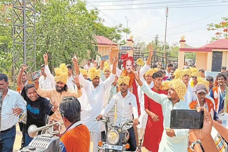रायपुर: इंदिरा गांधी कृषि विश्वविद्यालय में भ्रष्टाचार के खिलाफ NSUI का अनोखा प्रदर्शन, ‘भ्रष्टाचार की बारात’ निकाल जताया विरोध