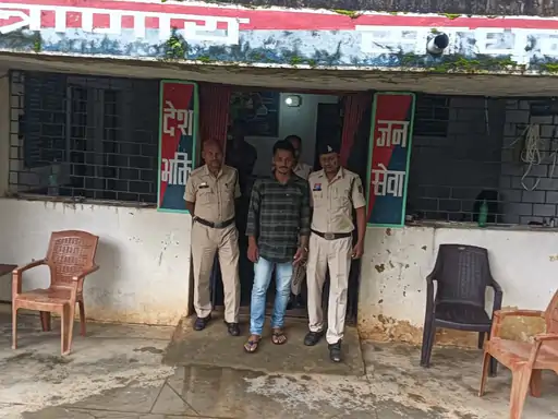 जशपुर में गांजा-शराब तस्करी और फरार डकैत की गिरफ्तारी: 3 मामलों में 5 आरोपी पकड़े गए