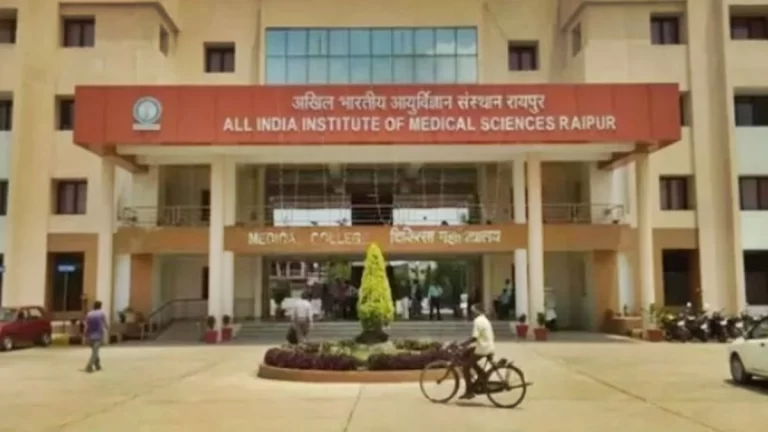 एम्स रायपुर में डॉक्टर्स ने कर दिखाया कमाल, फेफड़ों में फंसी सेफ्टी पिन निकाल कर मासूम की जान बचाई