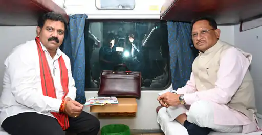 सीएम, गृहमंत्री और सांसद ने की ट्रेन यात्रा, सफर के बीच खिंचवाईं यादगार तस्वीरें